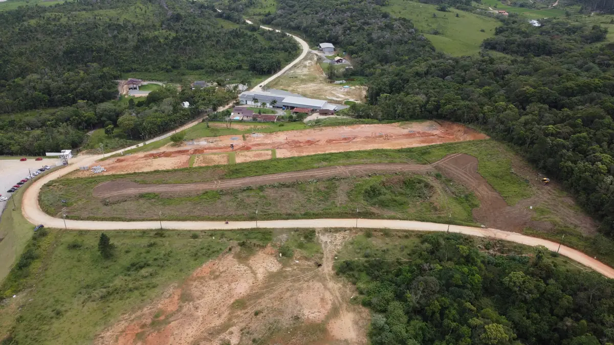Vista aérea da gleba com as vias abertas e os primeiros lotes demarcados no platô